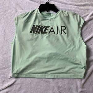 Cropped Nike workout tank